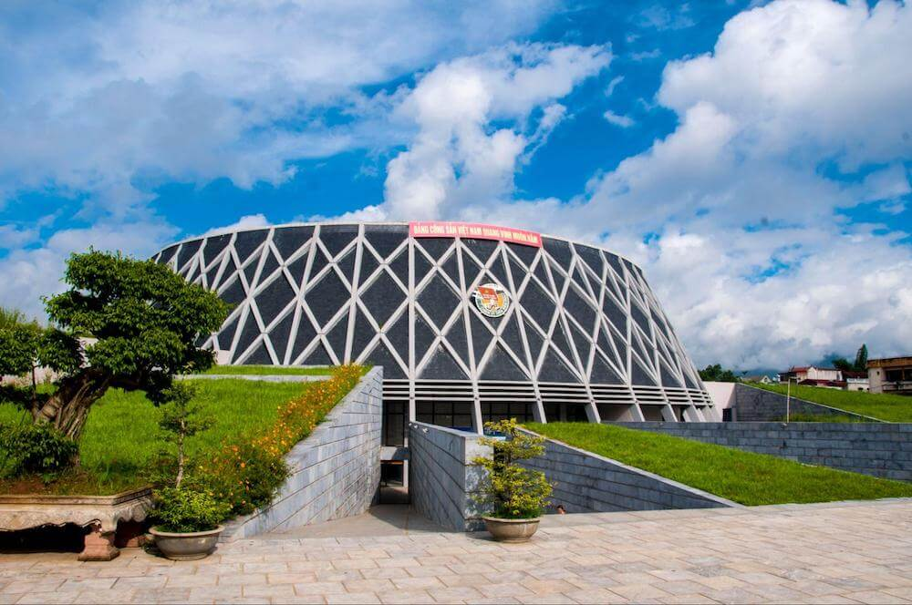Giá Thuê Xe Đưa Đón Sân Bay Điện Biên Phủ Mới Cập Nhật