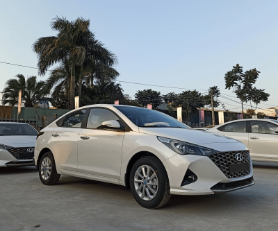 Thuê xe Hyundai Accent tự lái