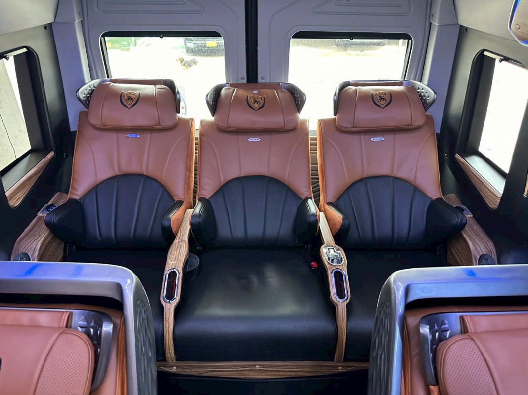 Nội thất xe 9 chỗ limousine sang trọng